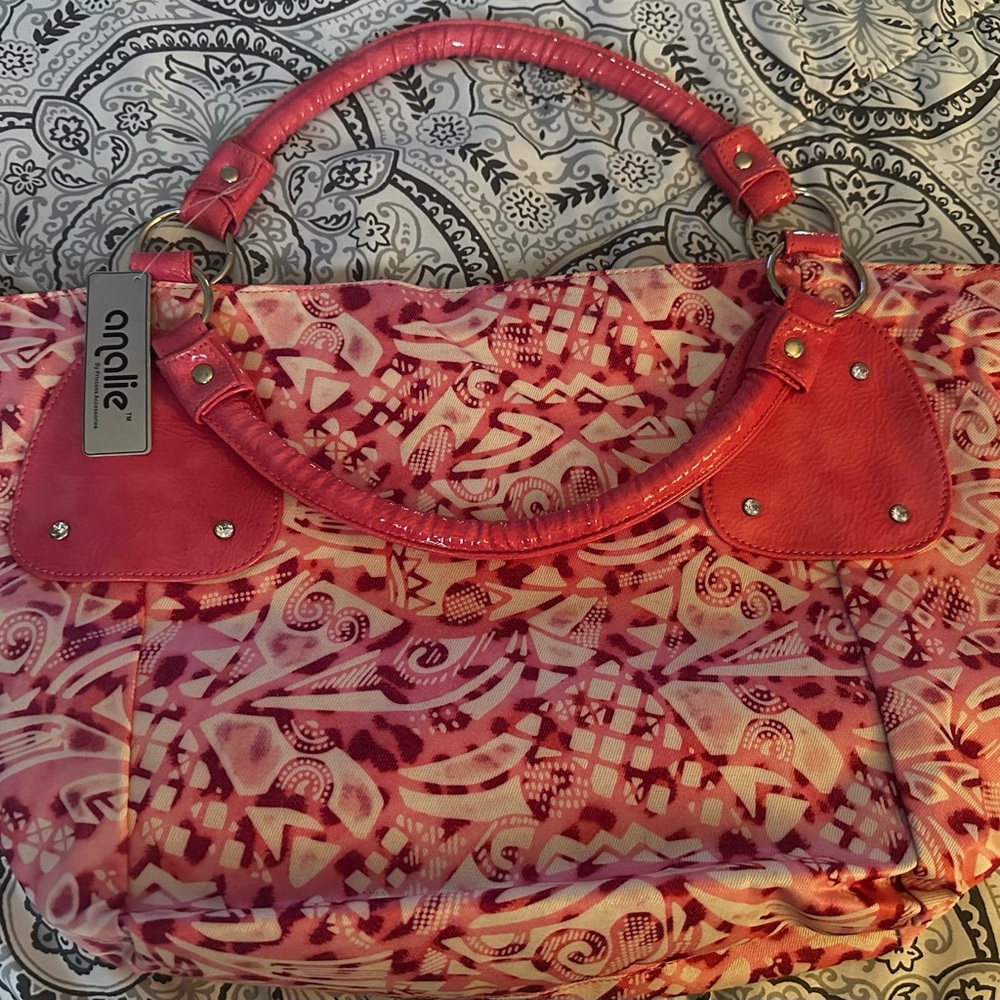 Cute Duffle bag w/zipper closure.